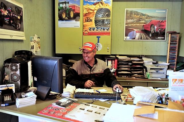 Medewerker achter het bureau in het kantoor van de bandencentrale