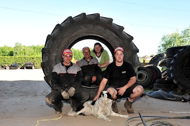 Het team van Eeklose Bandencentrale voor een grote landbouwband