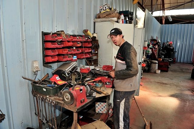 Medewerker aan de werkbank met gereedschap